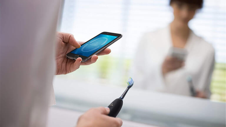 La brosse à dents de Phillips s’utilise de pair avec l’application mobile. brosse à dents philips sonicare diamondplus