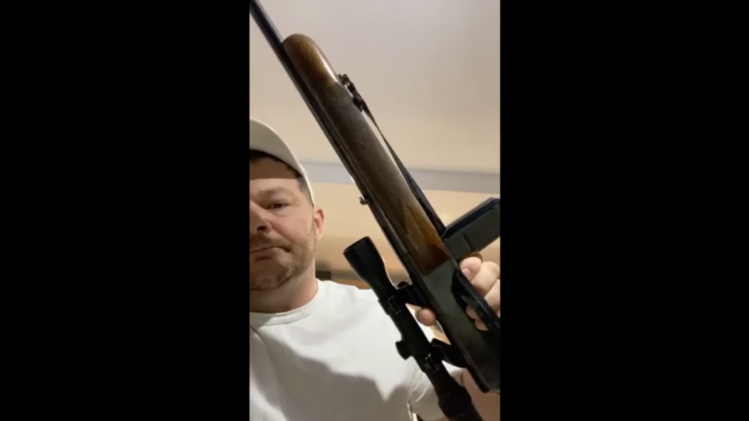 Le complotiste Bruno Roy tient une arme dans un Facebook Live où il menace les policiers en réponse à l'annulation des rassemblements de Noël