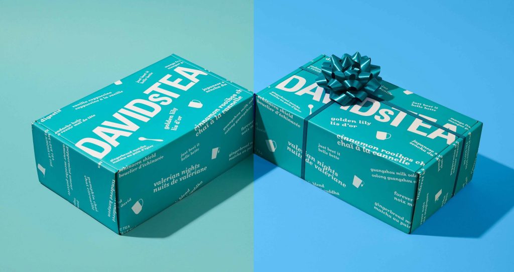 Deux boîtes de thés de la marque DAVIDs TEA, dont une est ornée dun chou décoratif