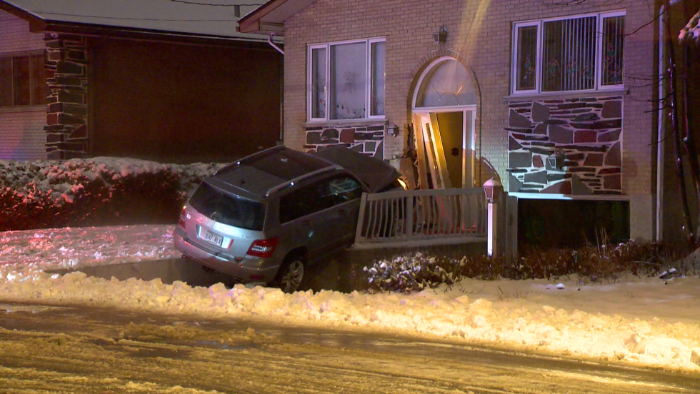 Une voiture incrustée dans une maison de Montréal-Nord après un accident survenu le 30 décembre 2020.