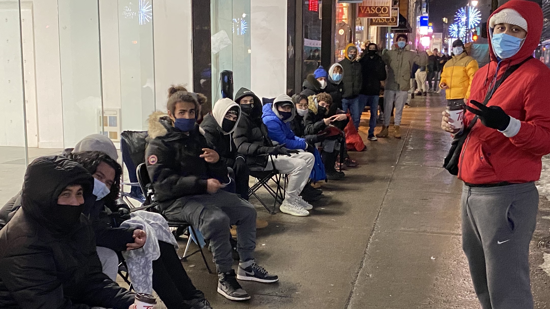 Une file de personnes masquées qui attendent pour profiter des rabais du «Vendredi fou» du magasin de chaussures Centrall, en ce début de période de magasinage de Noël où les commerçants doivent composer avec la pandémie de coronavirus.
