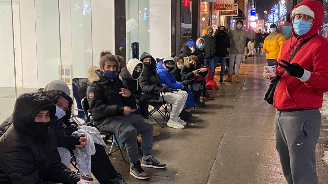 Une file de personnes masquées qui attendent pour profiter des rabais du «Vendredi fou» du magasin de chaussures Centrall, en ce début de période de magasinage de Noël où les commerçants doivent composer avec la pandémie de coronavirus.