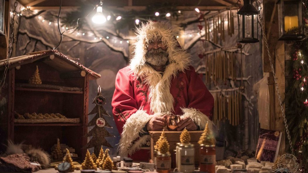 Père Noël devant un étal de marché