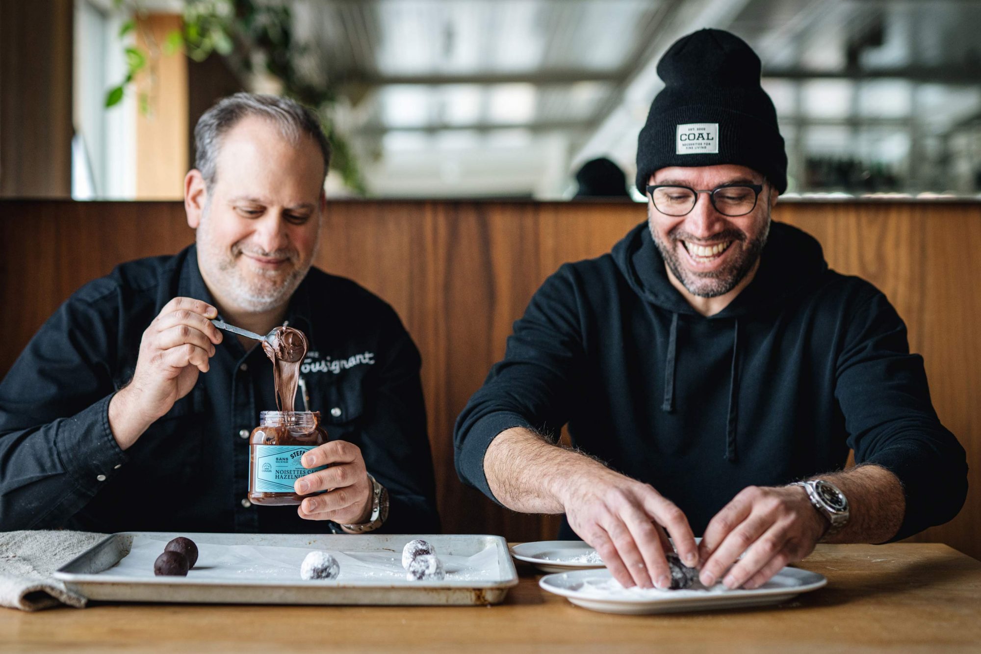 Michele Forgione et Stefano Faita cuisinant des biscuits avec leur nouvelle tartinade aux noisettes