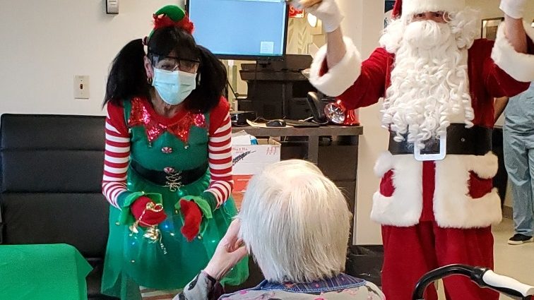 Une résidente du CHSLD Manoir de Verdun est ravie de voir le père Noël.