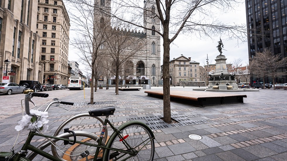 Un vélo barré devant une Place d’Armes complètement vide, pendant le premier confinement dû au coronavirus.