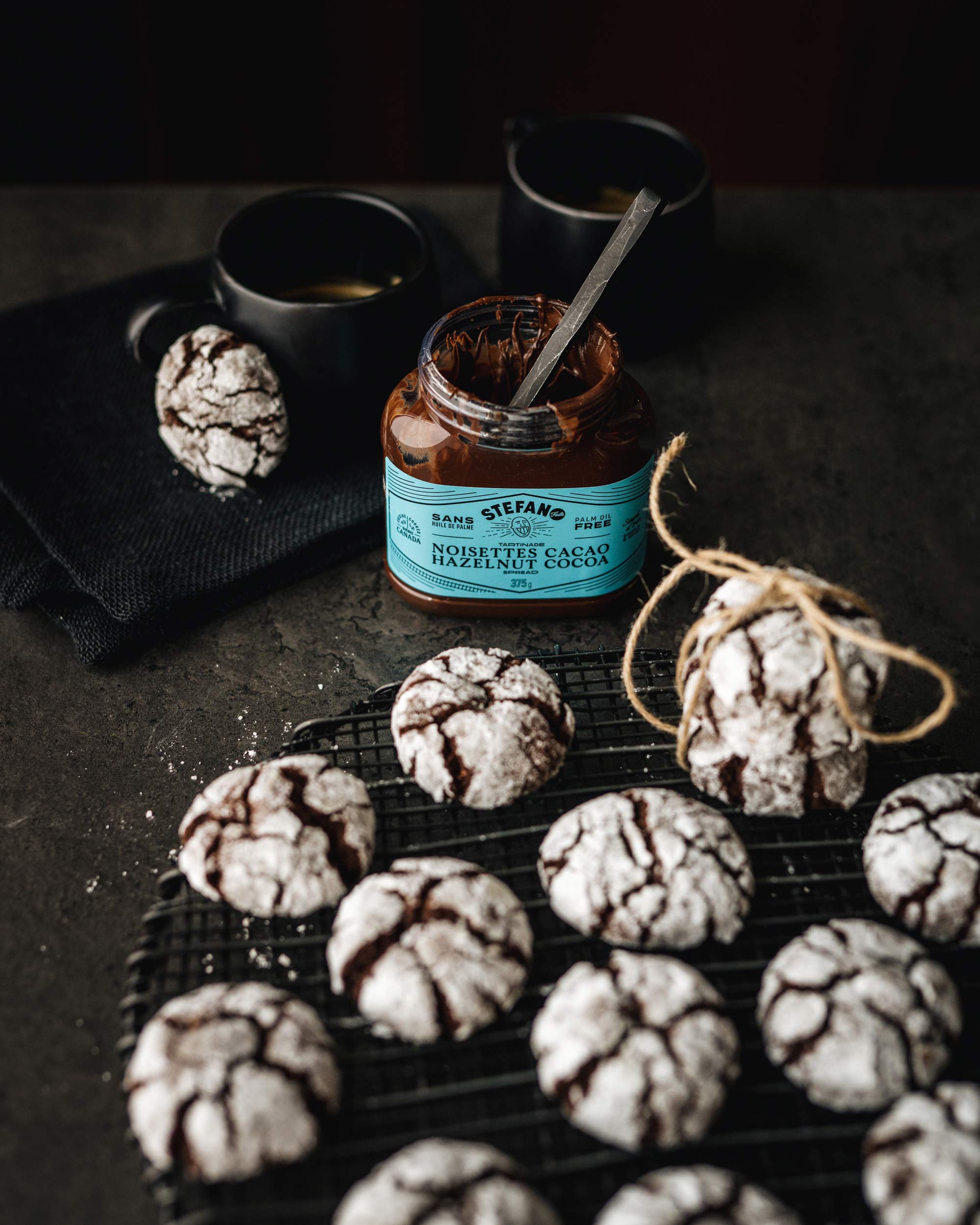 Biscuits aux chocolats devant un pot de tartinade de noisettes et cacao de Stefano.