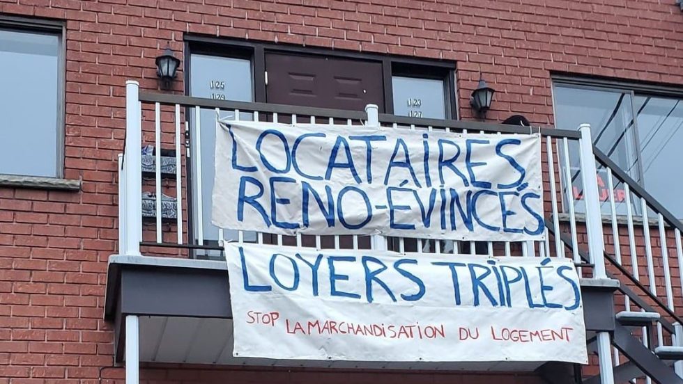 Une bannière dénonçant les évictions abusives de locataires dans Verdun est affichée sur le balcon d'un logement vidé par le propriétaire.