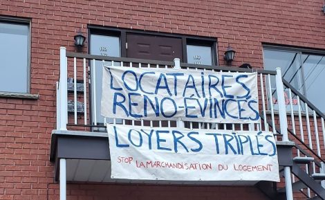 Une banni&egrave;re d&eacute;non&ccedil;ant les &eacute;victions abusives de locataires dans Verdun est affich&eacute;e sur le balcon d'un logement vid&eacute; par le propri&eacute;taire.
