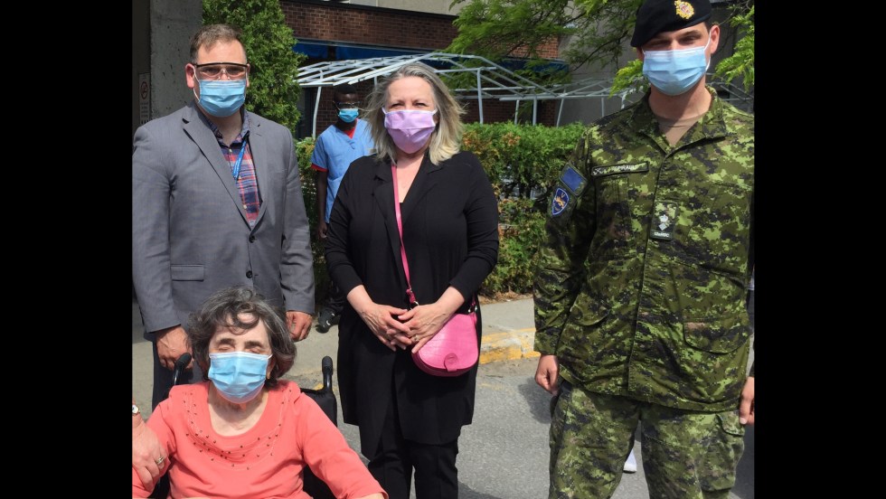 Christine Saint-Pierre avec les FAC au CHSLD Cartierville