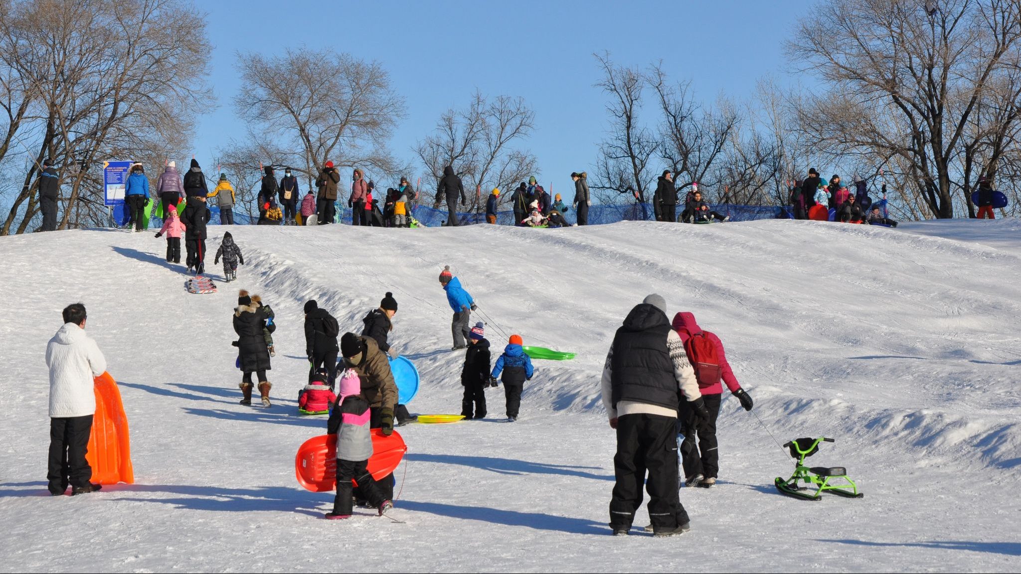 Des familles &agrave; la butte &agrave; glisser du parc Arthur-Therrien.