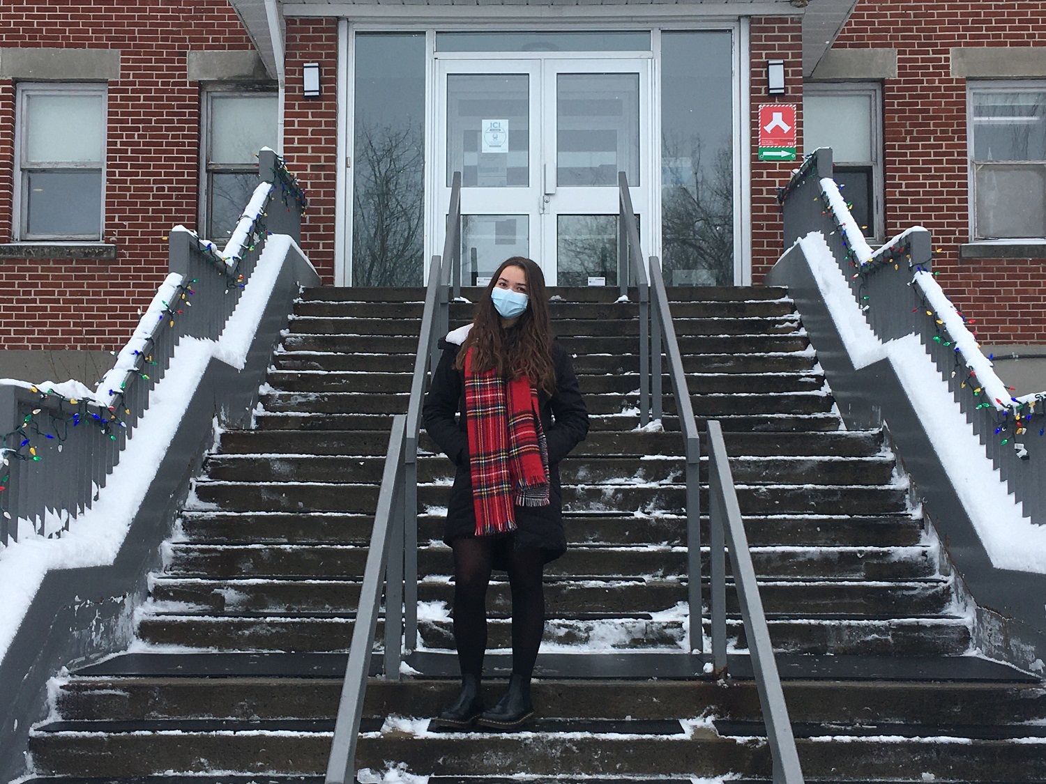 Cloé Desrochers devant l'entrée du Collège St-Jean-Vianney