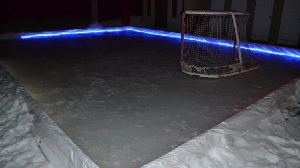 À Lachine, des voisins construisent une patinoire extérieure