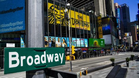 Paralysés par la pandémie, les théâtres de Broadway revoient leur programmation