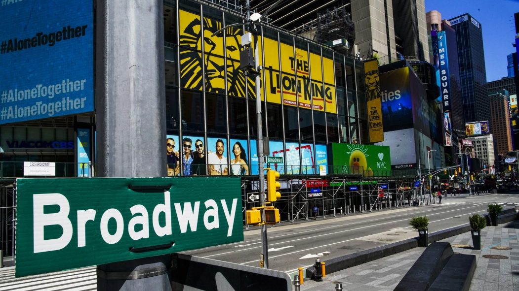 Paralysés par la pandémie, les théâtres de Broadway revoient leur programmation