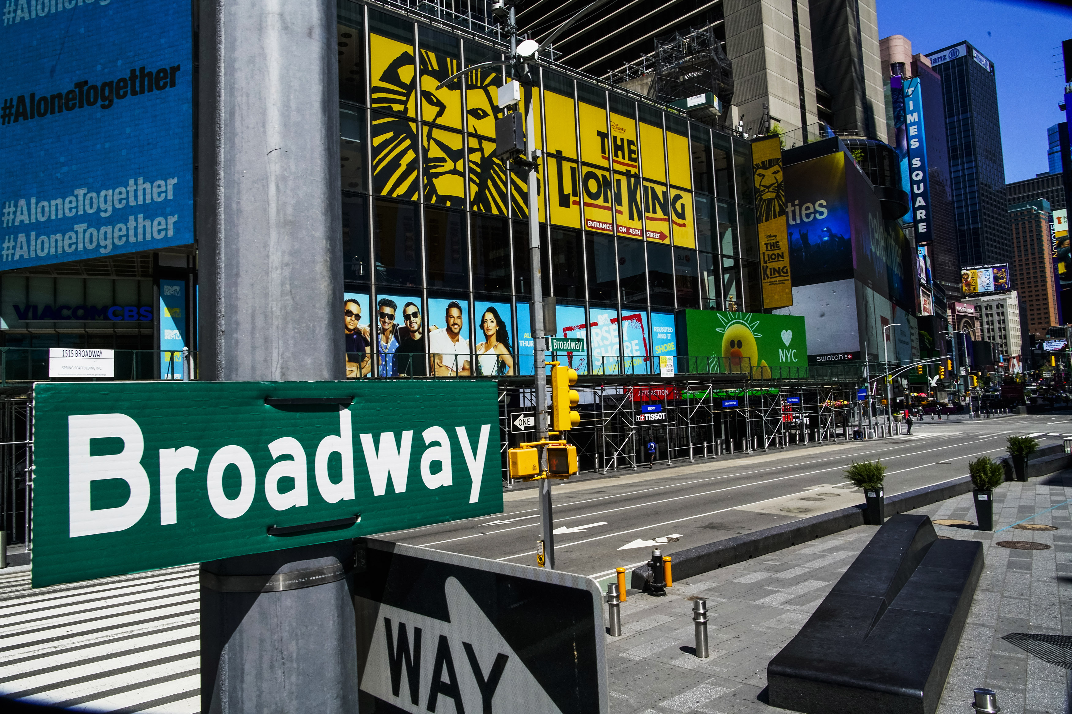 Paralysés par la pandémie, les théâtres de Broadway revoient leur programmation