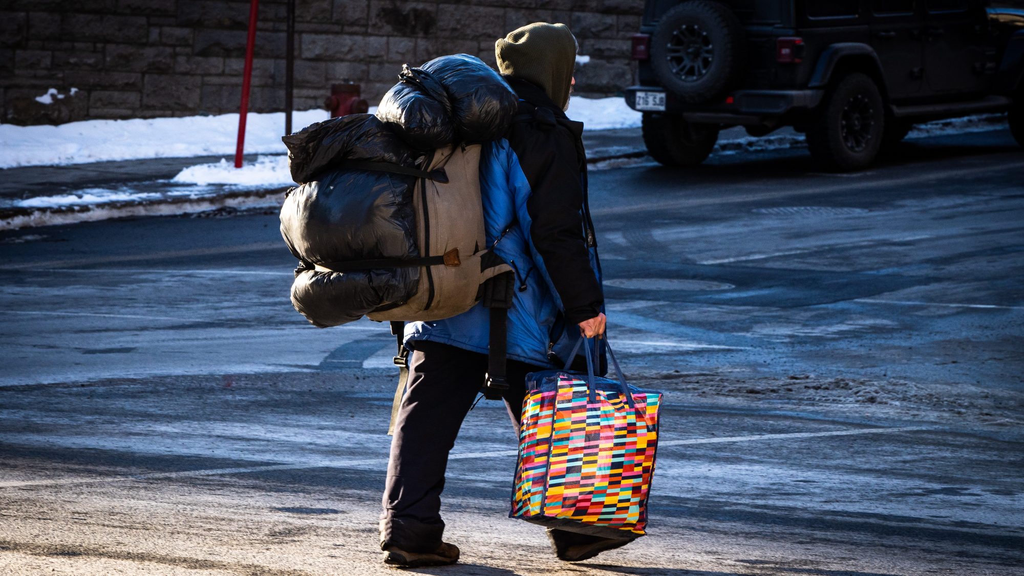 Un homme itinérant transporte ses effets personnels dans le centre-ville.