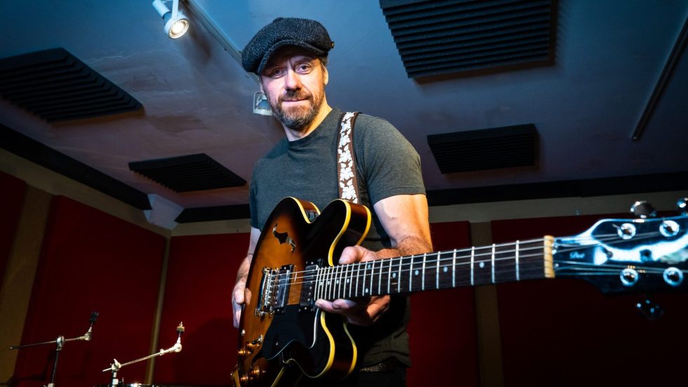 Patrick Mainville se trouve dans un studio du Musicopratik.