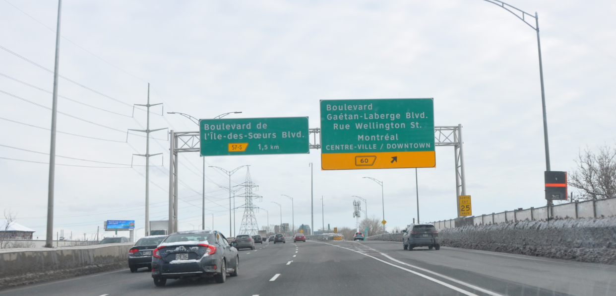 La signalisation de l'autoroute 15 près de L'Île-des-Soeurs.