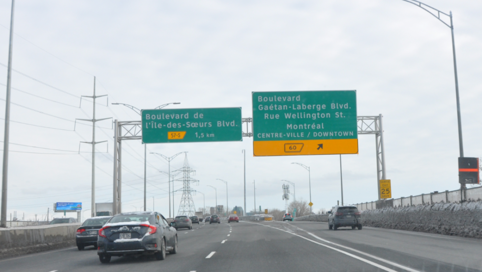 La signalisation de l'autoroute 15 près de L'Île-des-Soeurs.