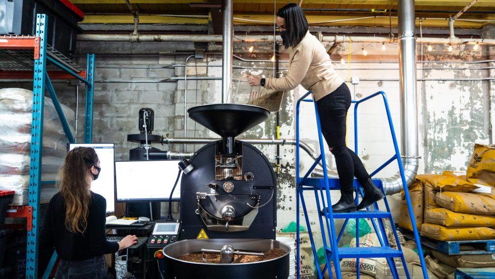 Deux femmes sont à la barre de Za & Klo, une toute nouvelle entreprise de torréfaction à LaSalle. Elle dessert entre autres le Café Eviza.