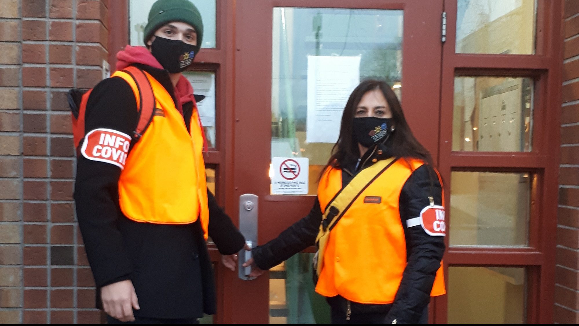 Deux jeunes agents devant une porte