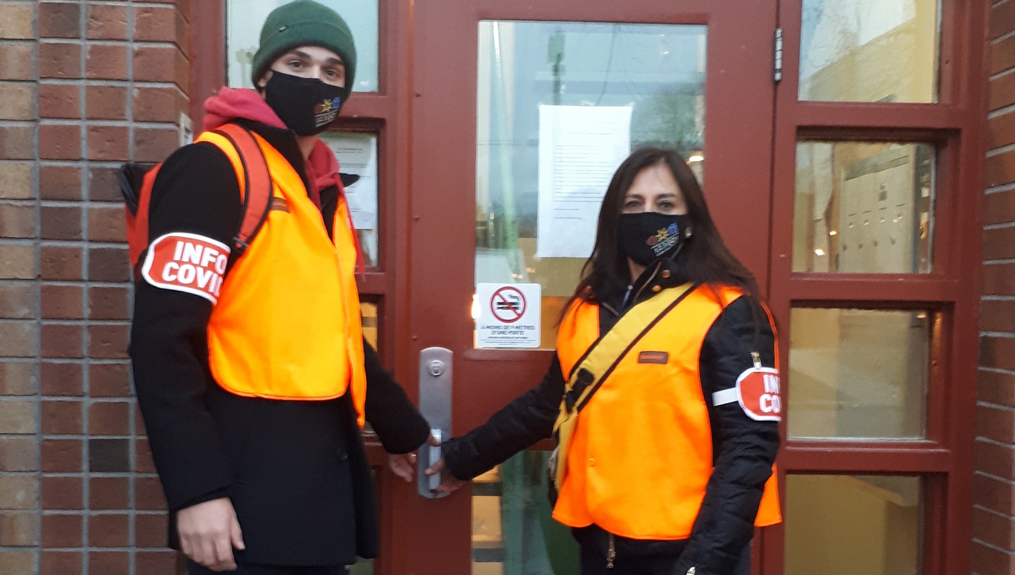 Deux jeunes agents devant une porte