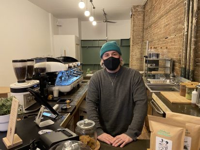 Un des propriétaires du café Venelle, Jules Bonneville-Coulombe, derrière le comptoir de son commerce.