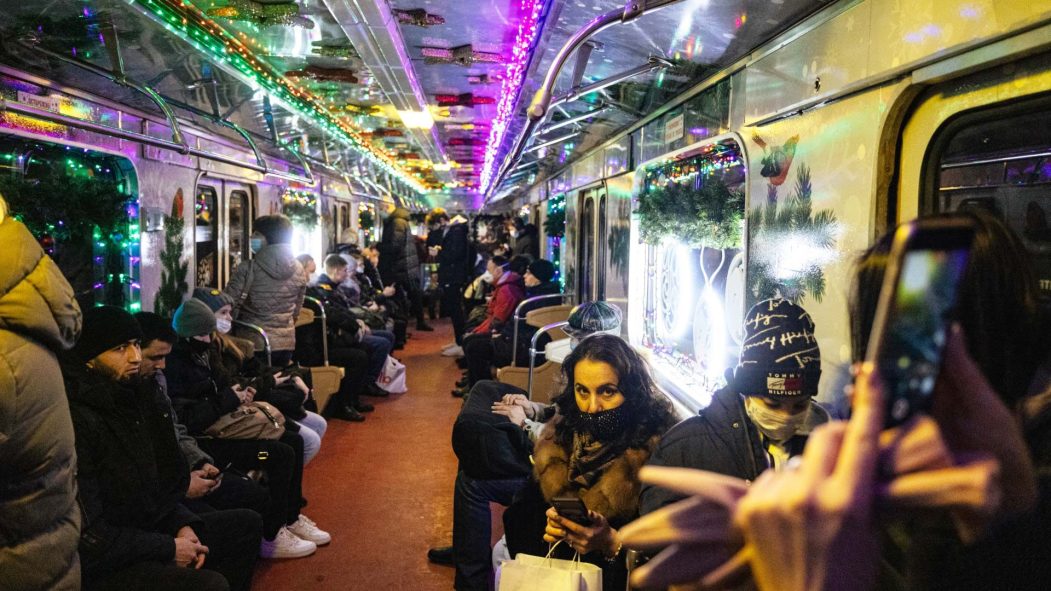 Des usagers à l'intérieur d'un wagon de métro à Moscou