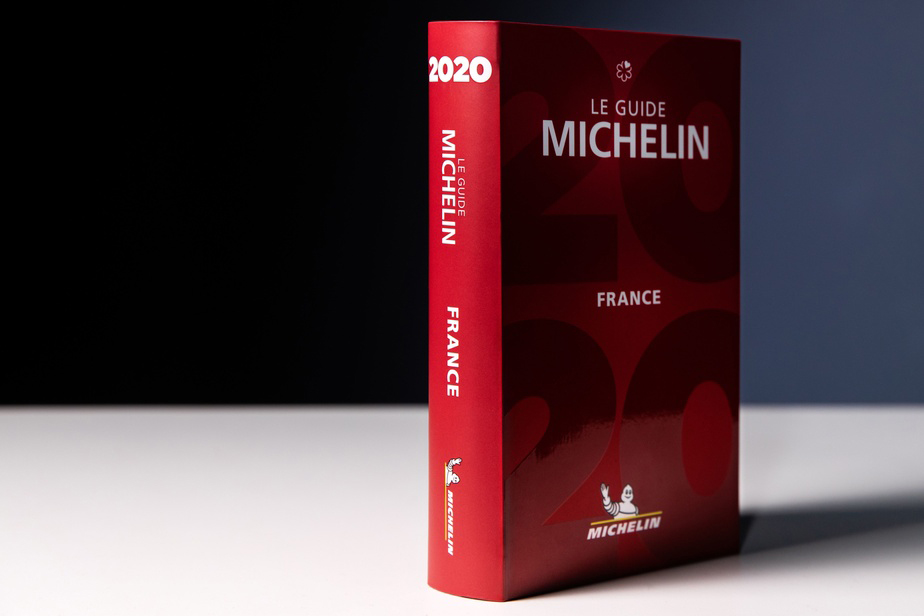 Le guide Michelin debout sur une table blanche