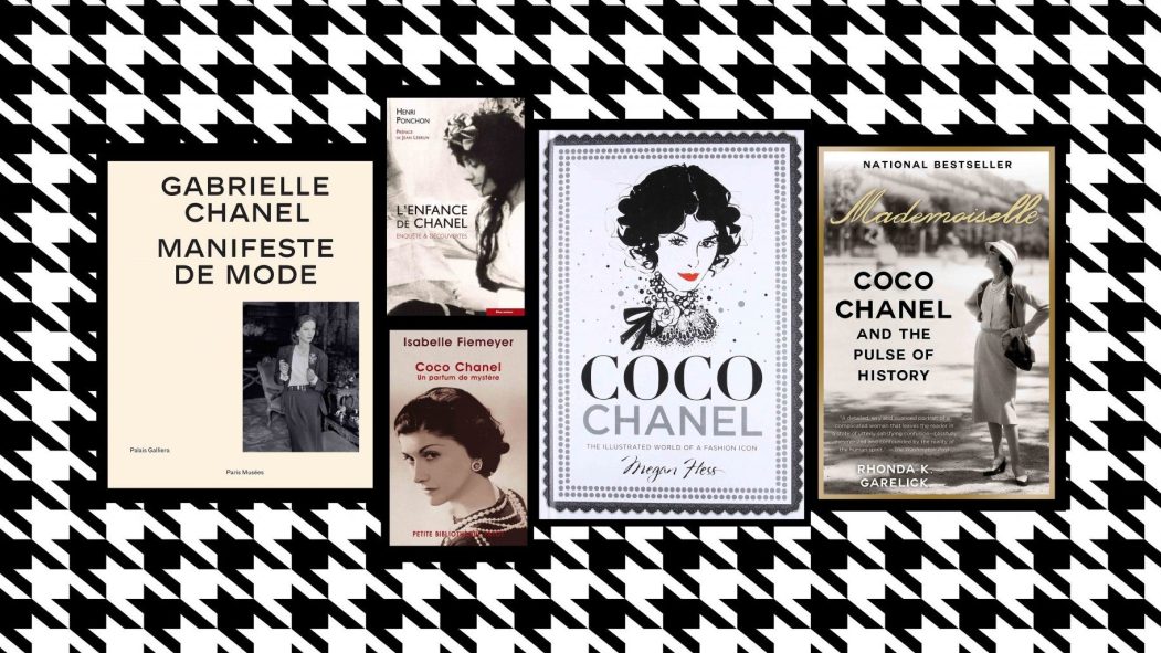 5 couverture de livres à propose de Coco Chanel sur fond pied de poule