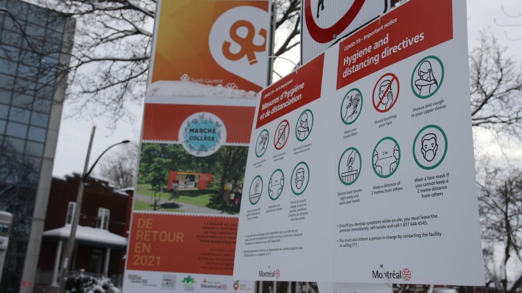 Une affiche concernant les mesures sanitaires à respecter dans un parc de Saint-Laurent.