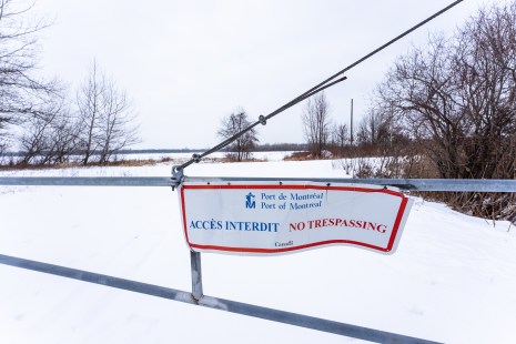 Une affiche du port de Montréal bloquant l'accès à un terrain vacant où le port souhaite agrandir ses installations, à Contrecoeur.