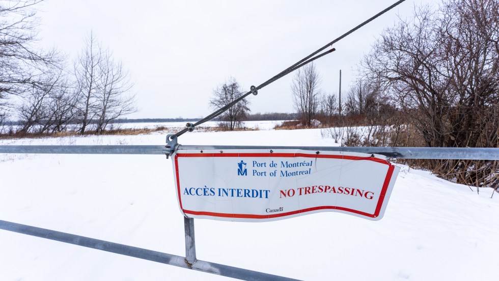 Une affiche du port de Montréal bloquant l'accès à un terrain vacant où le port souhaite agrandir ses installations, à Contrecoeur.
