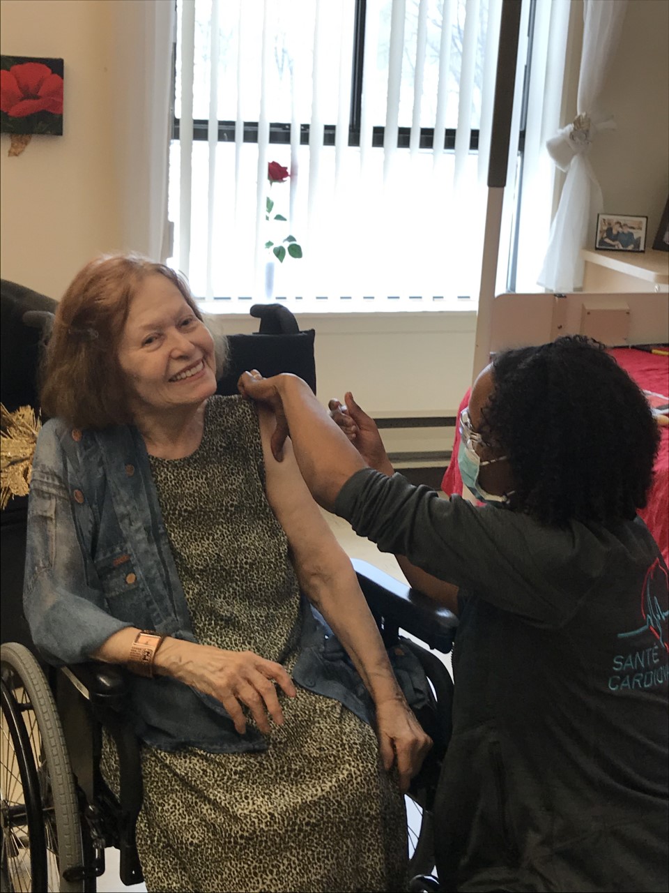 Une usagère se faisant vacciner.