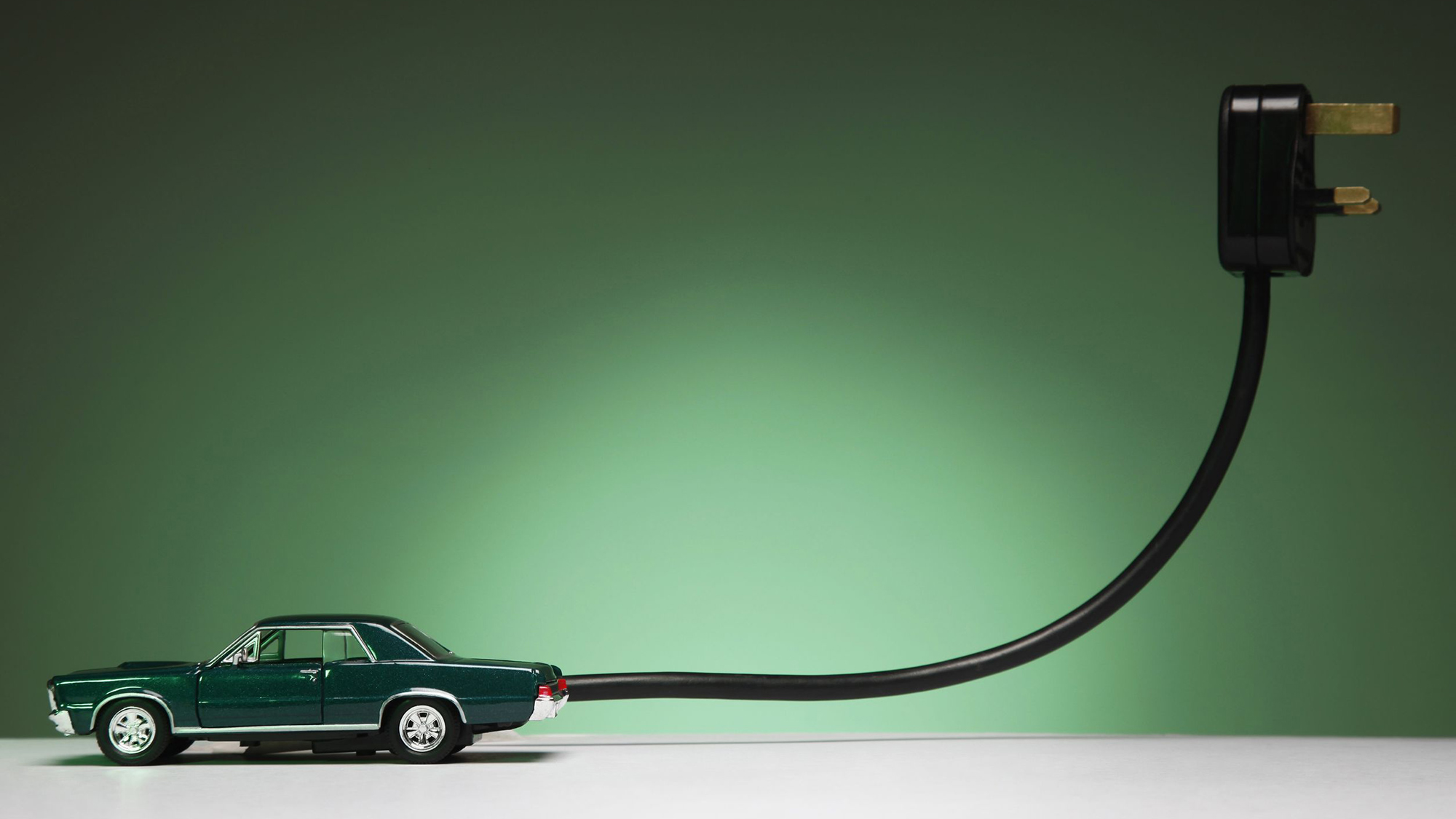 Voiture d'époque branchée à une prise électrique