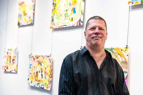 Alain Frigon espère communiquer un peu d’espoir à la communauté à travers son œuvre.