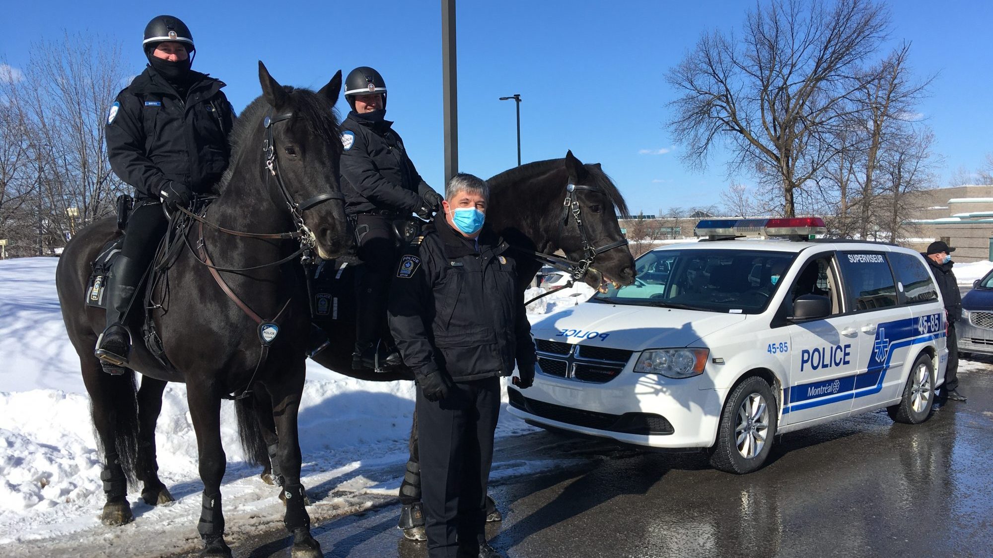 Le chef du PDQ 45 en compagnie des membres de la cavalerie du SPVM.