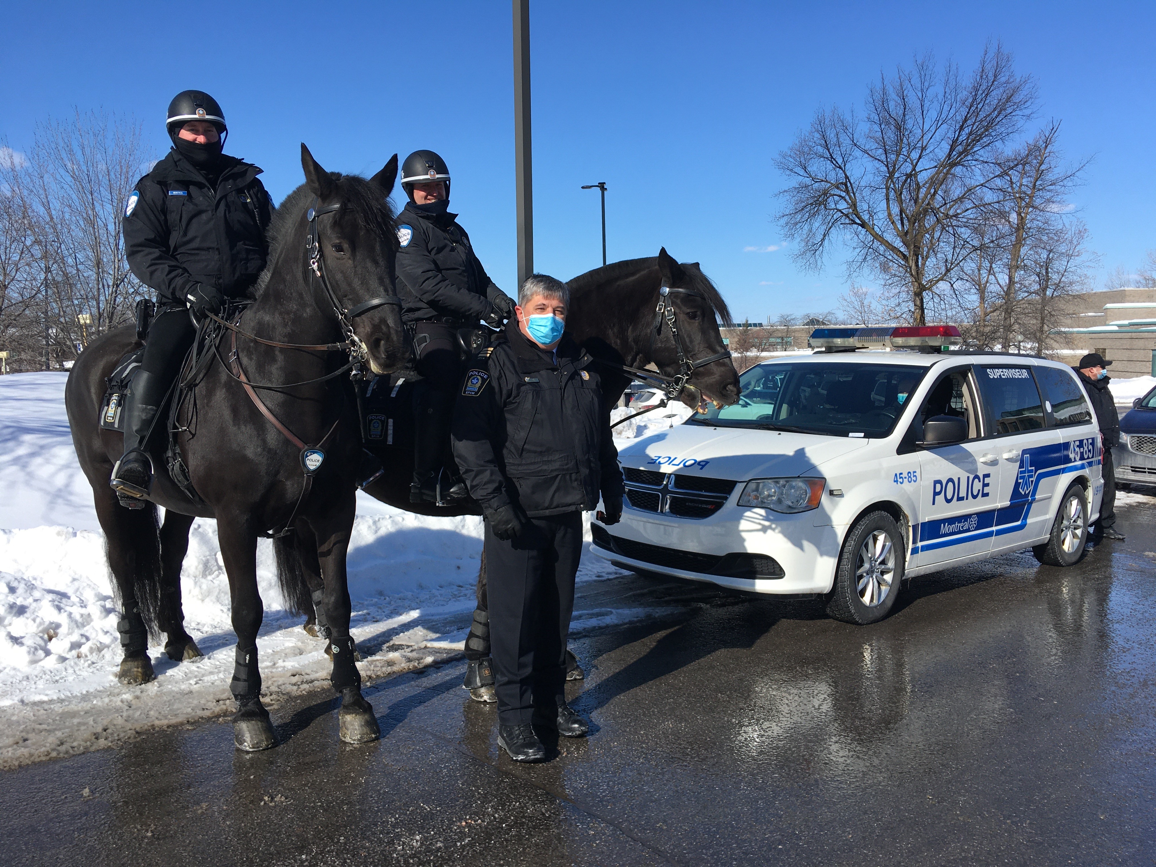 Le chef du PDQ 45 en compagnie des membres de la cavalerie du SPVM.