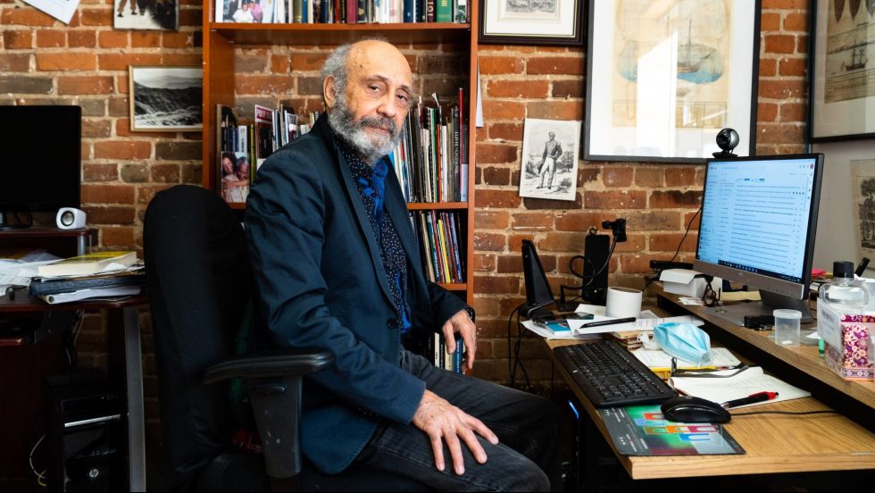 Frantz Voltaire à son bureau du Centre International de Documentation et d'Information Haïtienne, Caribéenne et Afro-canadienne (CIDIHCA), où il catalogue la participation des communautés noires au développement du Québec.