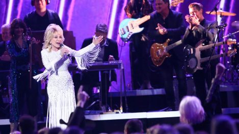 À 75 ans, la reine de la musique country Dolly Parton toujours sur le devant de la scène