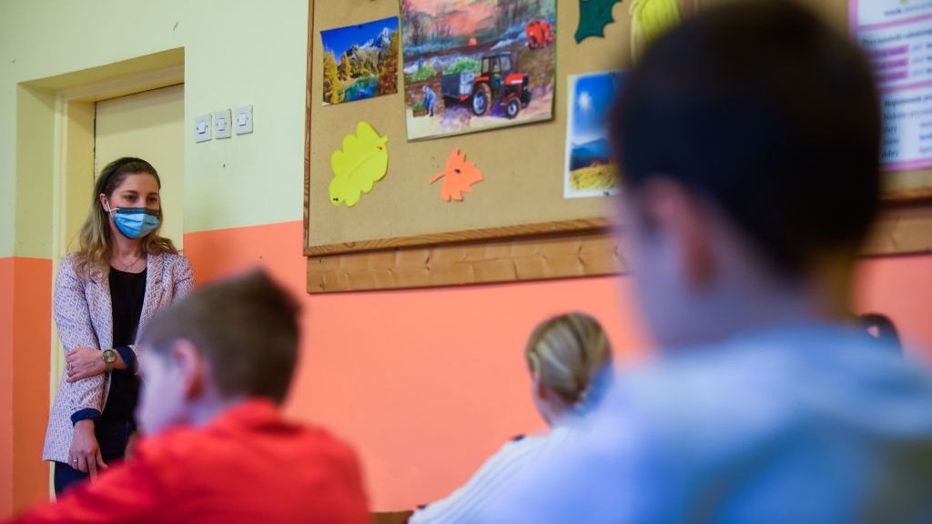 Une enseignante donne un cours.