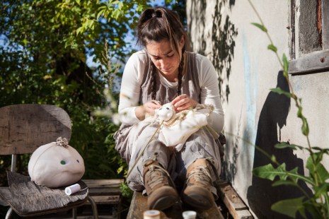 Isabelle Payant préparant ses marionnettes