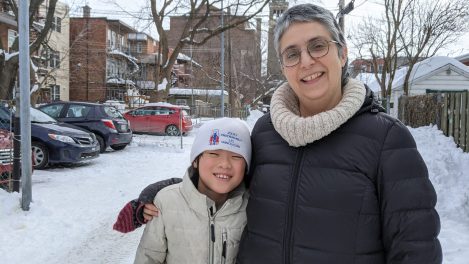 Le jeune Lukai porte une prothèse au bras droit