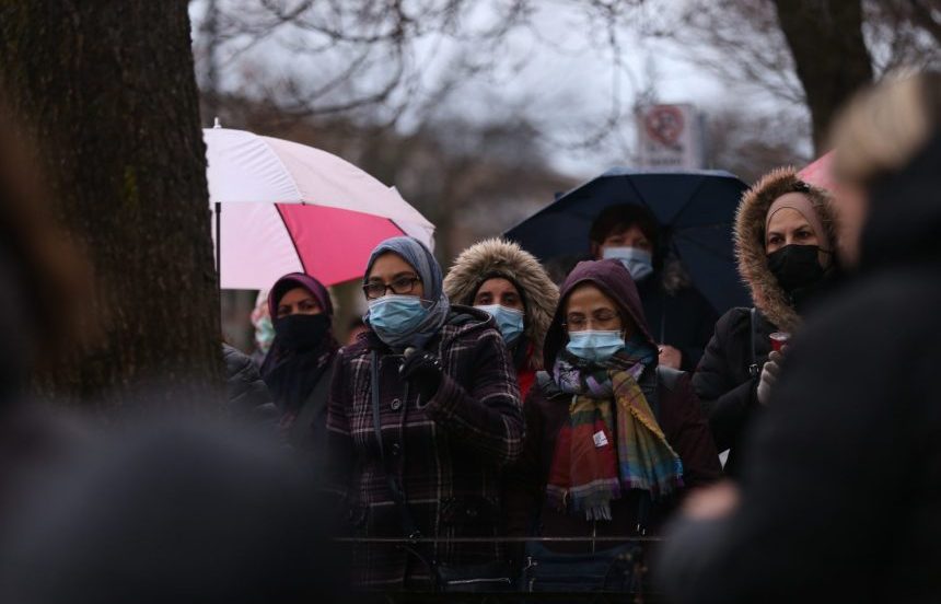 Des mères de famille de Montréal-Nord marchent en mémoire d’Abderrahmane Hadj-Ahmed le 2 novembre 2020.