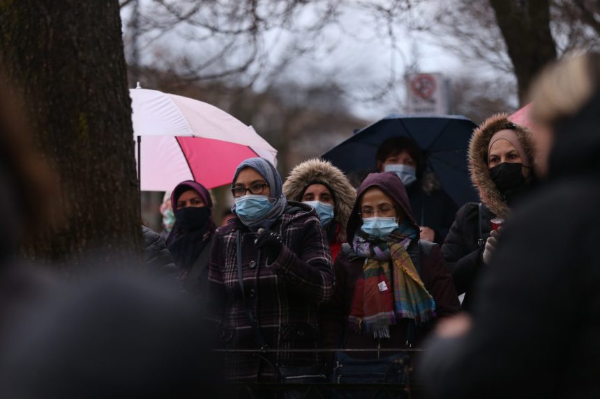Des mères de famille de Montréal-Nord marchent en mémoire d’Abderrahmane Hadj-Ahmed le 2 novembre 2020.