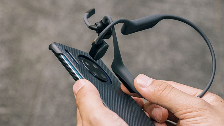 Le casque OpenComm se couple en quelques secondes à notre téléphone grâce au NFC. casque écoute opencomm aftershokz compatibilité nfc bluetooth