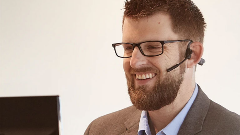 Puisque les oreilles sont libérées, le casque AfterShokz offre plus de confort que des écouteurs classiques. casque écoute opencomm aftershokz confort conduction osseuse