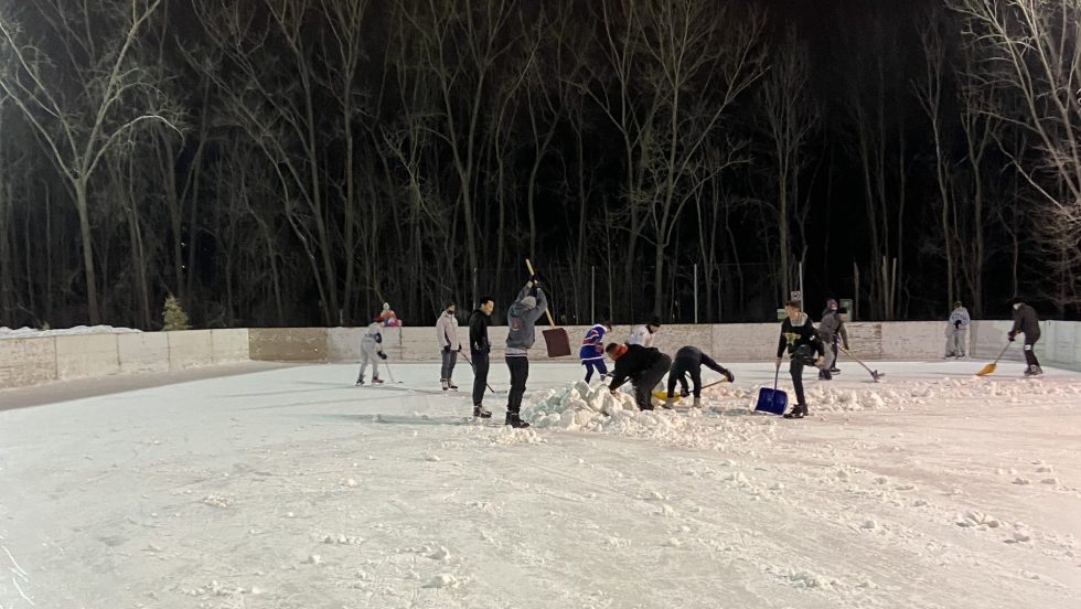 Des buttes de neige ont été aménagées au centre de patinoires.