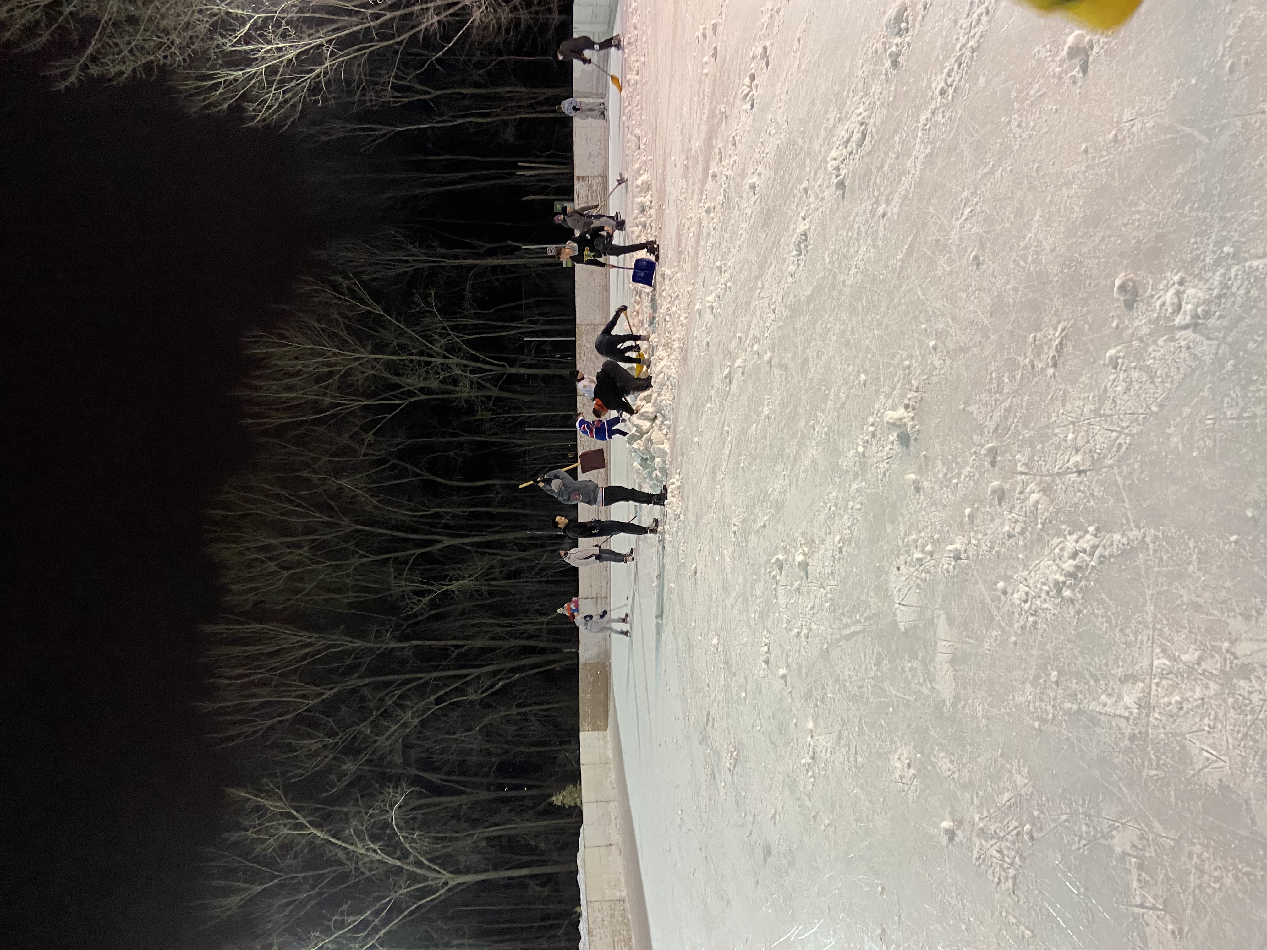 Des buttes de neige ont été aménagées au centre de patinoires.